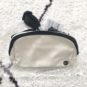 Lululemon Everywhere Belt Bag - Angel Wing/Black